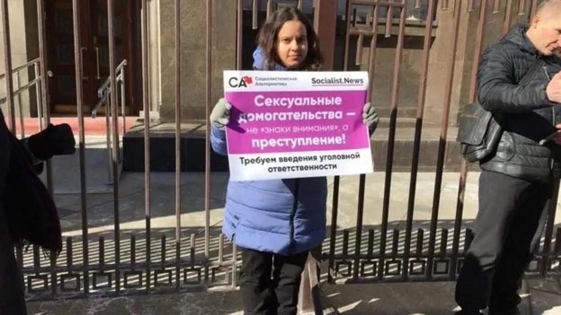 "Слуцкий, выходи, я тебя чуть-чуть потрогаю": пикеты у Думы против харассмента "Слуцкий, выходи, я тебя чуть-чуть потрогаю": пикеты у Думы против харассмента
