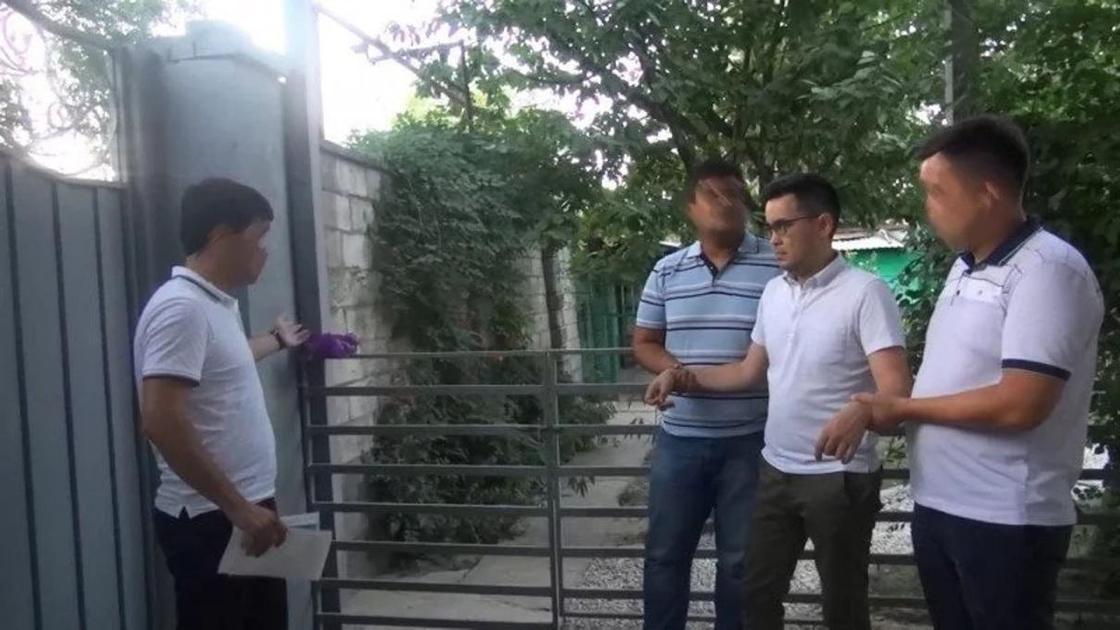 Осужденный за взятку председатель ревизионной комиссии ЮКО задолжал бзнесменам 170 млн тенге Осужденный за взятку председатель ревизионной комиссии ЮКО задолжал бзнесменам 170 млн тенге