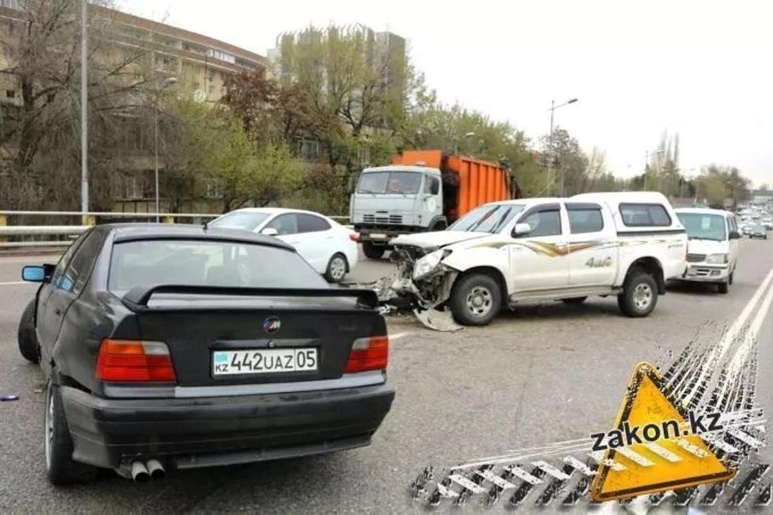 BMW на высокой скорости совершил двойное ДТП в Алматы (фото)