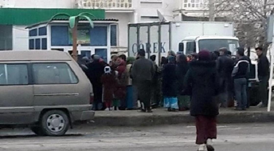 Полицейские штрафуют туркменов за покупку еды в Туркменистане