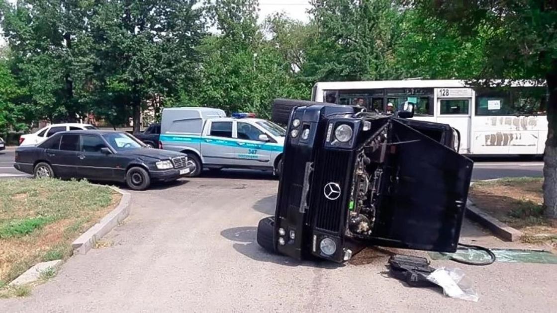 Gelandewagen перевернулся в центре Алматы в результате аварии Gelandewagen перевернулся в центре Алматы в результате аварии