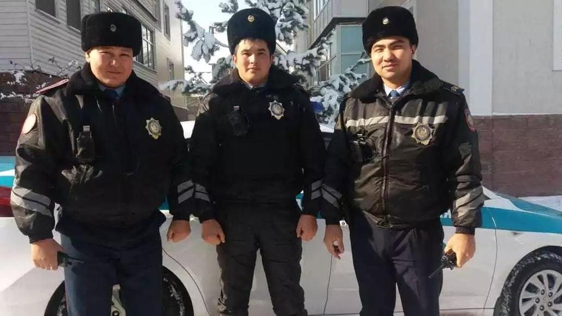 Полицейские спасли мужчину из горящего здания в Алматы (фото)