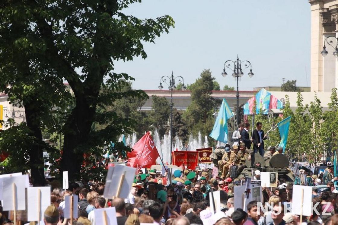 "Это наша сила": 120 тыс. человек пришли на "Бессмертный полк" в Алматы