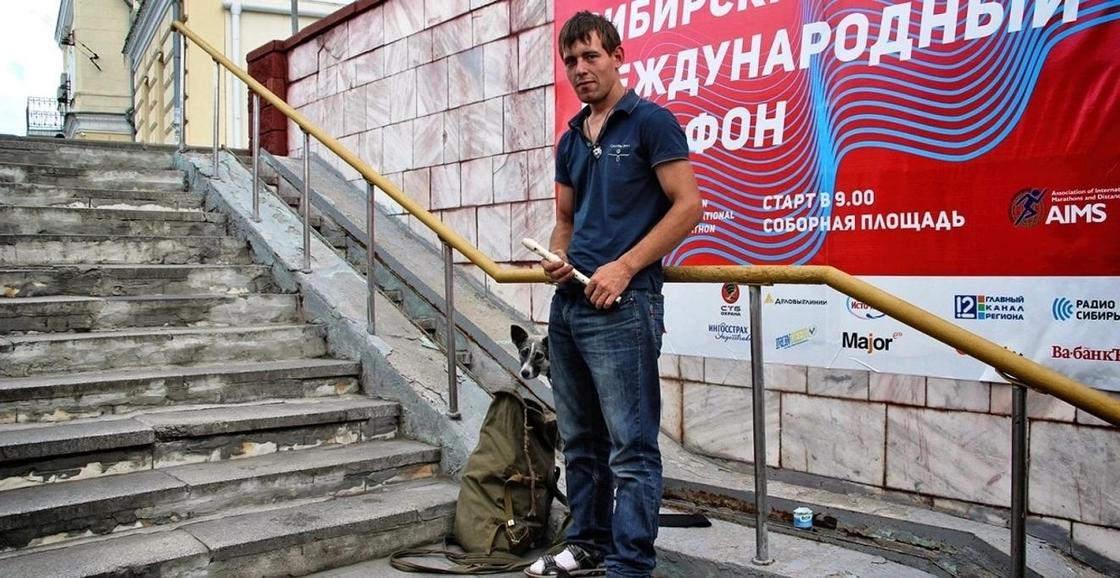 27-летний казахстанец ночует на лавочке и играет на флейте в Омске из-за собаки
