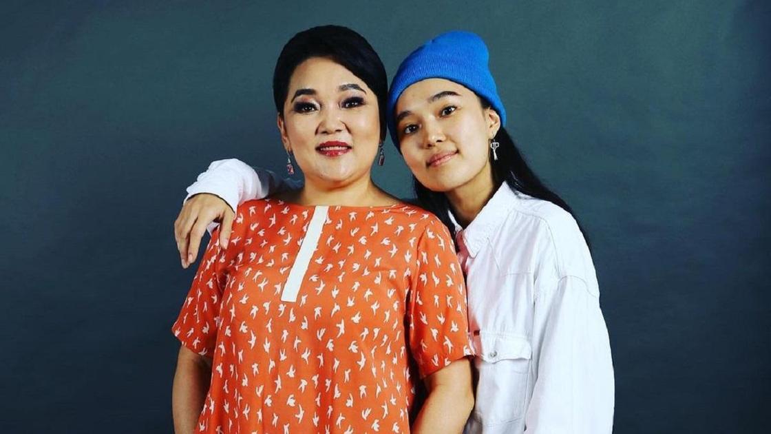 Жанар Айжанова с дочерью Айжулдыз Адайбековой