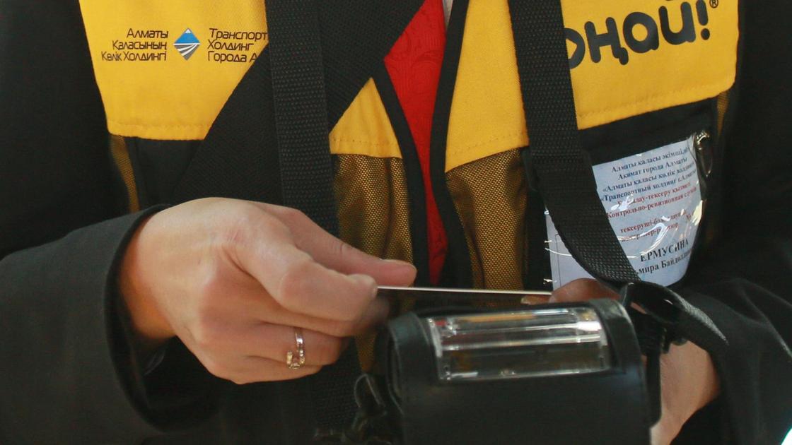 Контролер проверяет оплату за проезд в автобусе