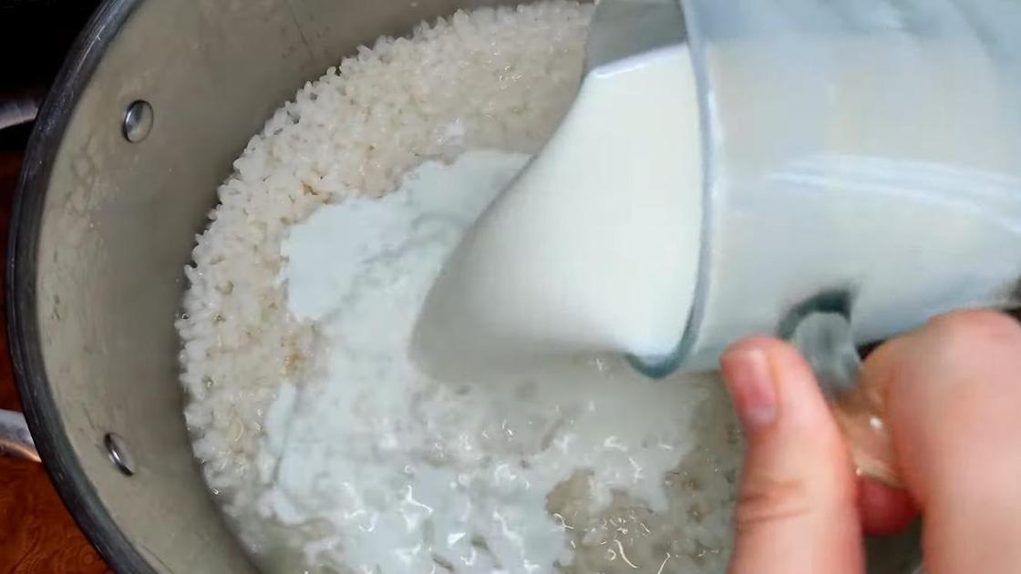 Рис в кастрюле и молоко в кувшине