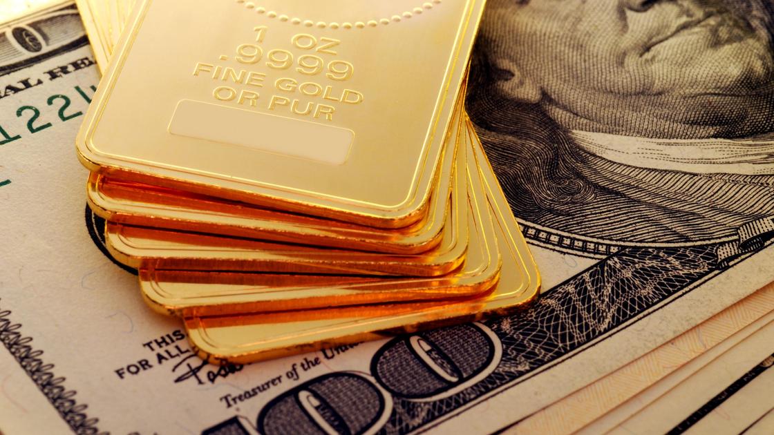 Золотые слитки и доллары