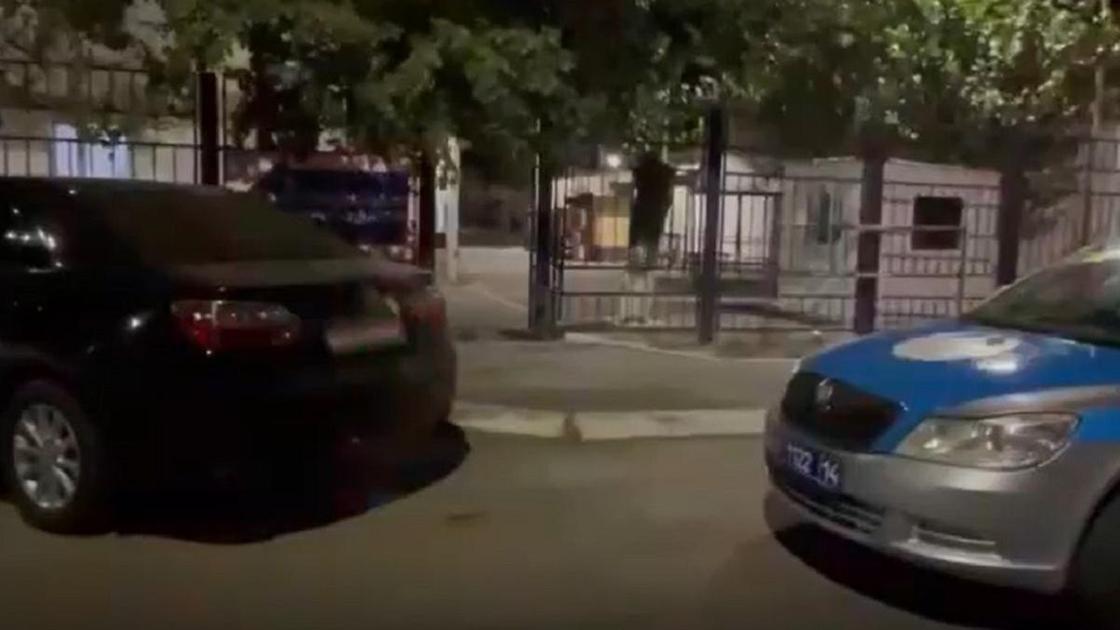 Машины стоят на улице в Павлодаре