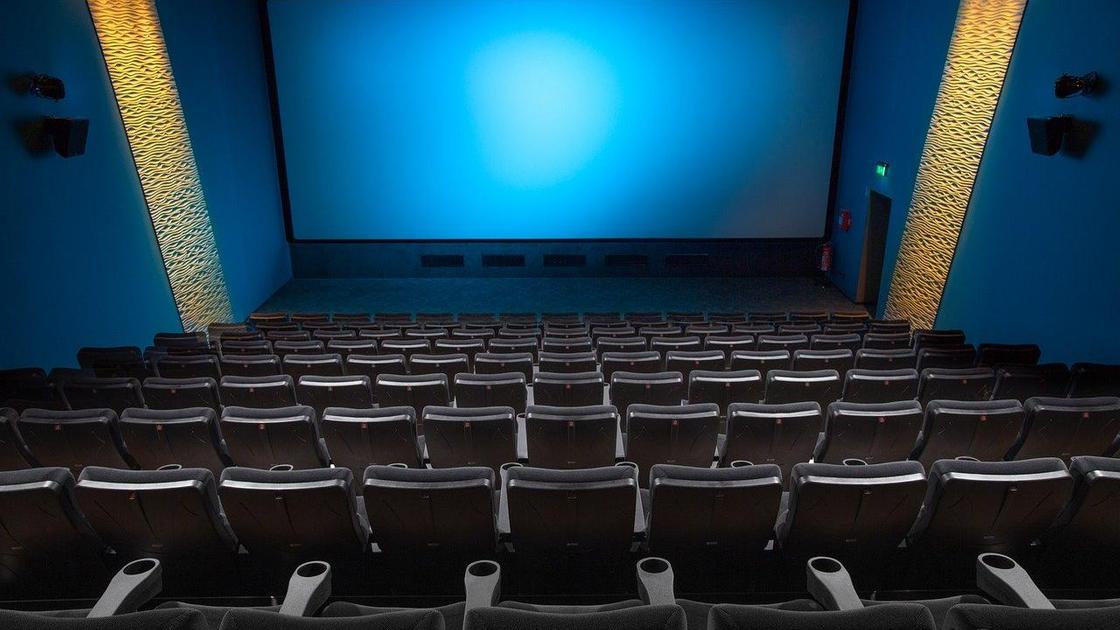 Пустые кресла стоят кинозале