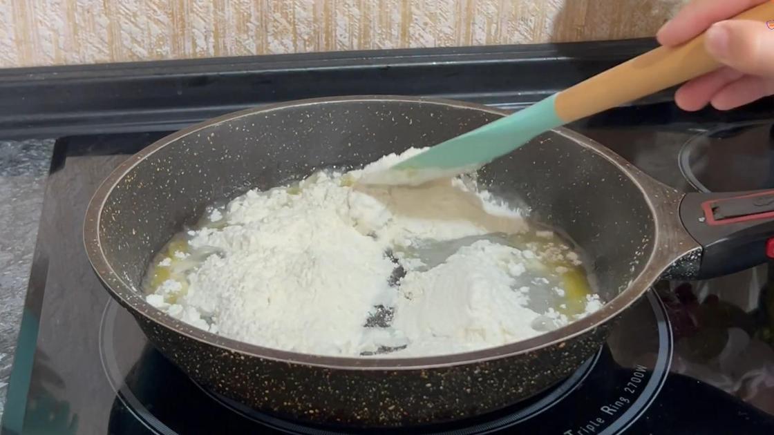 В сковороде лопаткой смешивают муку с водой и маслом