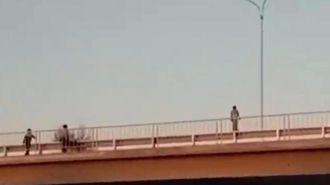 Опасная игра детей на мосту в Талдыкоргане