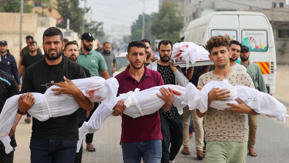Мужчины несут тела погибших детей в секторе Газа
