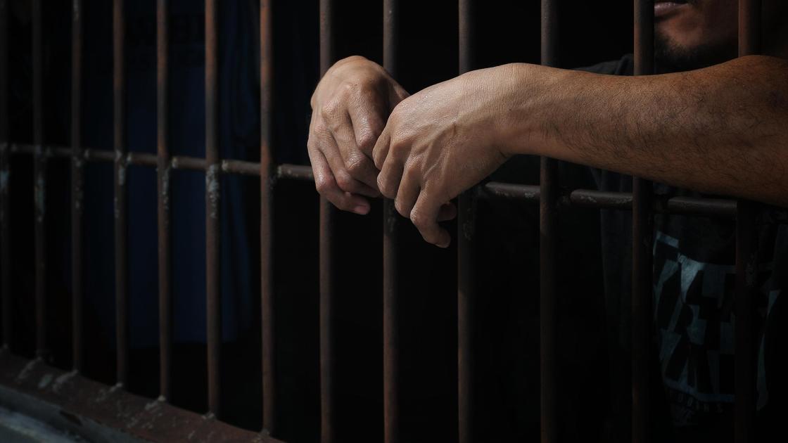 Мужчина за решеткой