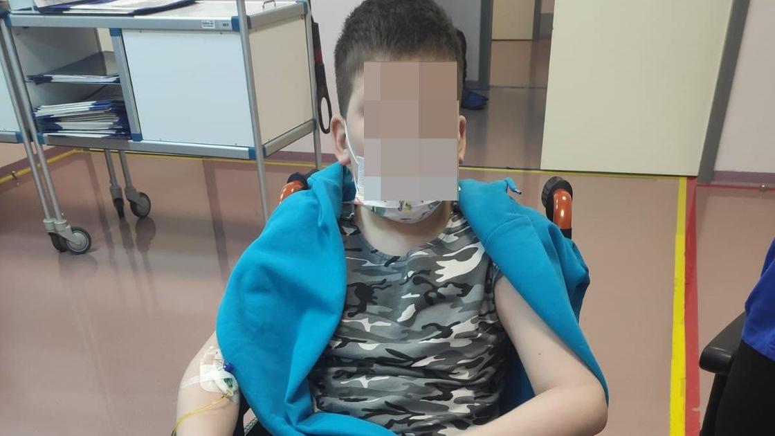 Мальчик сидит в кресле в больнице
