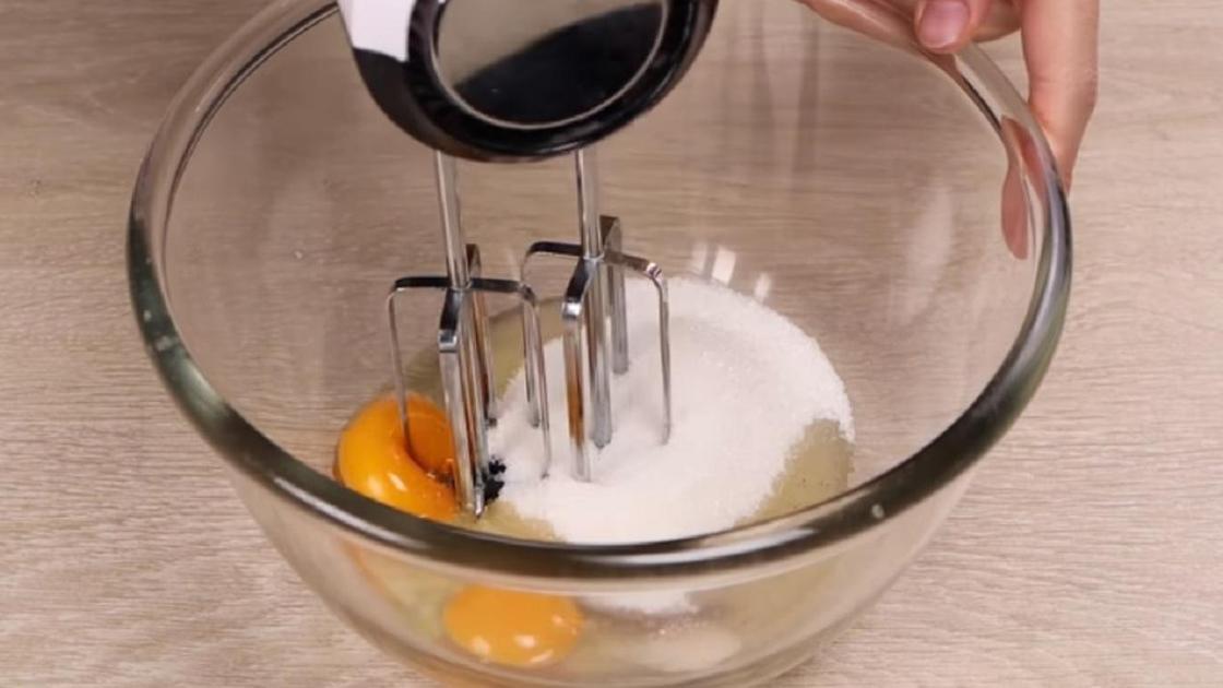 Взбивание яиц с сахаром