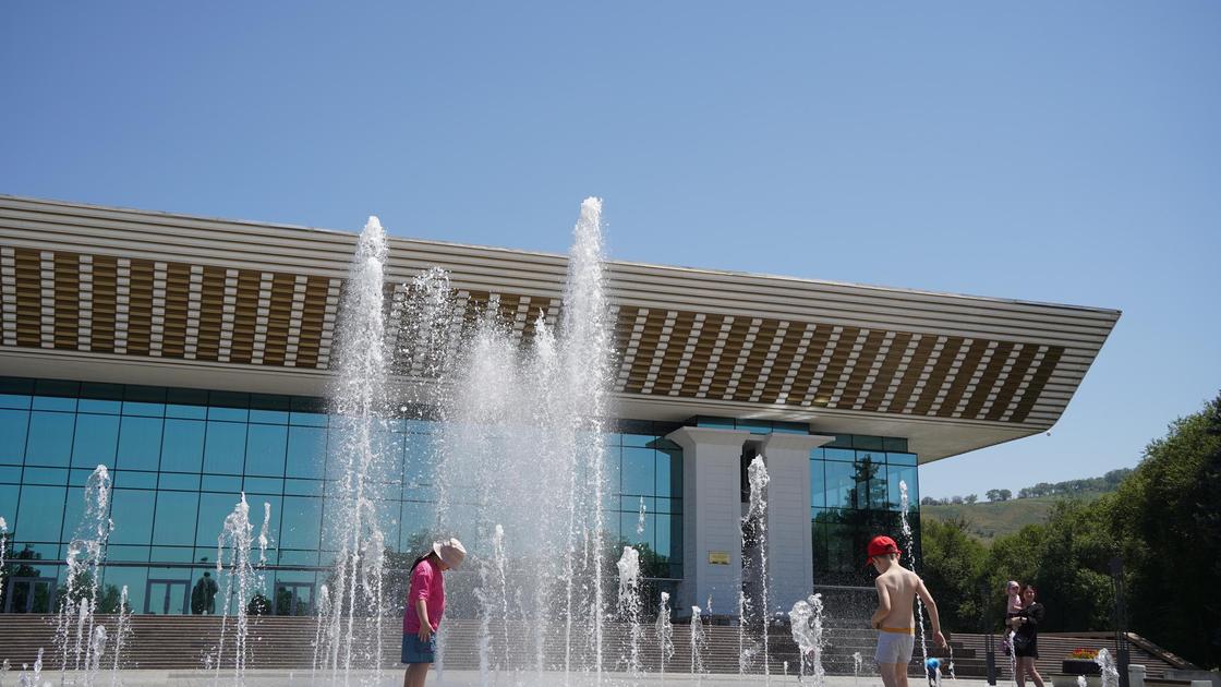 Фонтаны. Площадь с фонтаном в Казахстане. Жара в Алматы. Жара во Владимире. Погода в алматы в апреле 2024