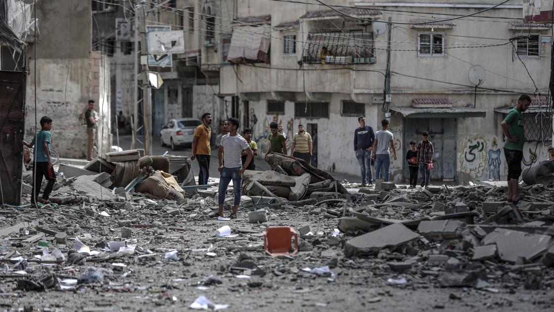 Палестинцы в разрушенном городе Газа