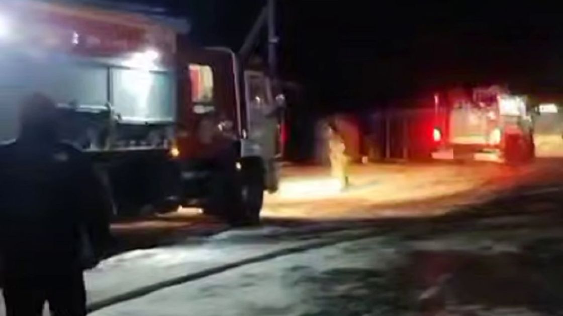 Пожарные тушат пожар