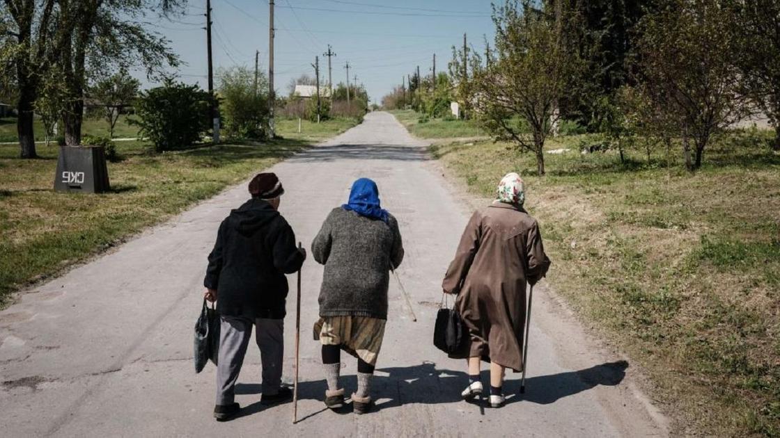 Пожилые женщины идут по дороге