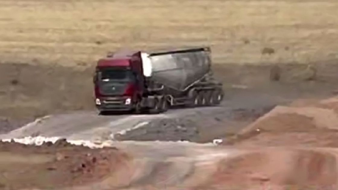 Грузовик объезжает АСИ