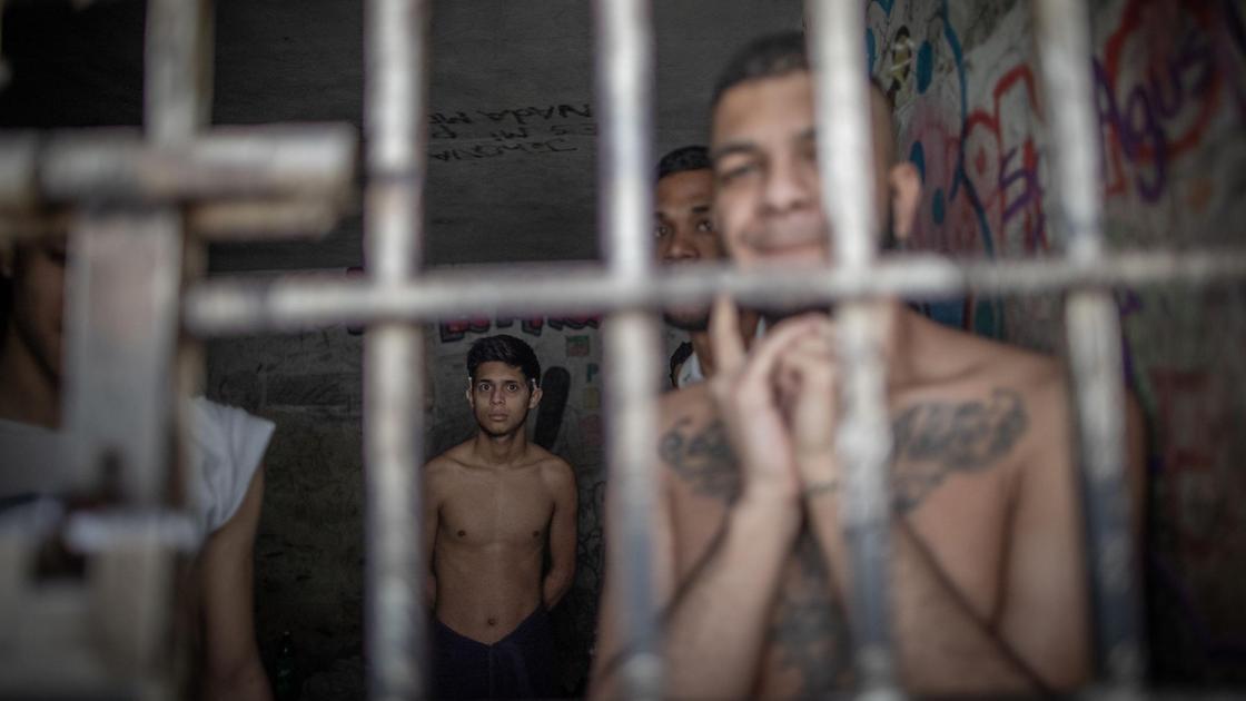 Заключенные стоят в камере