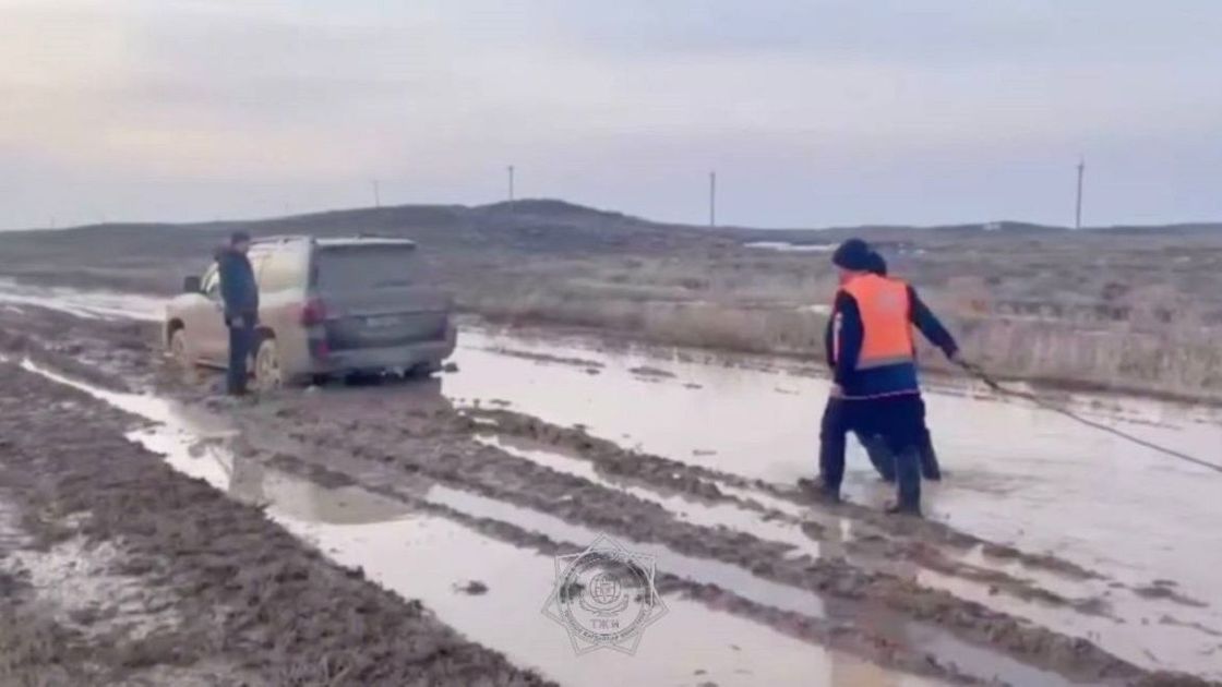 Машины застряли в грязи