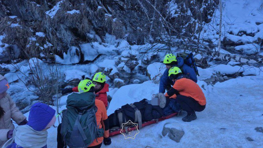 Транспортировка пострадавшей в горах Алматы