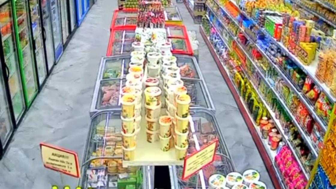 Момент землетрясения в продуктовом магазине