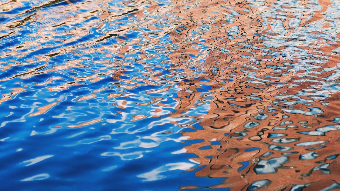 Вода в реке