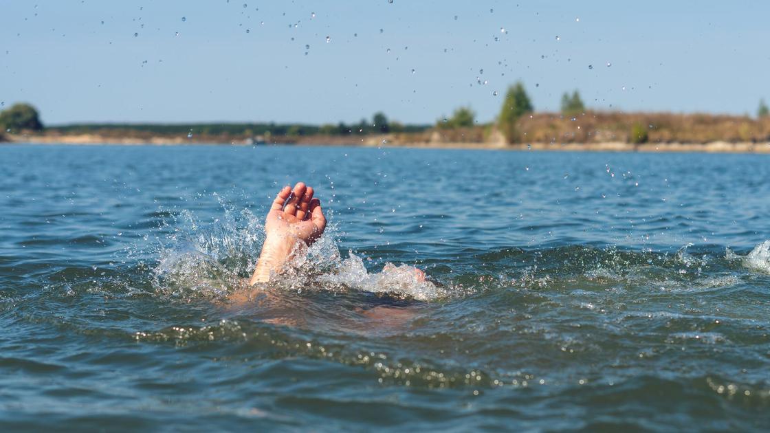 Мужчина тонет