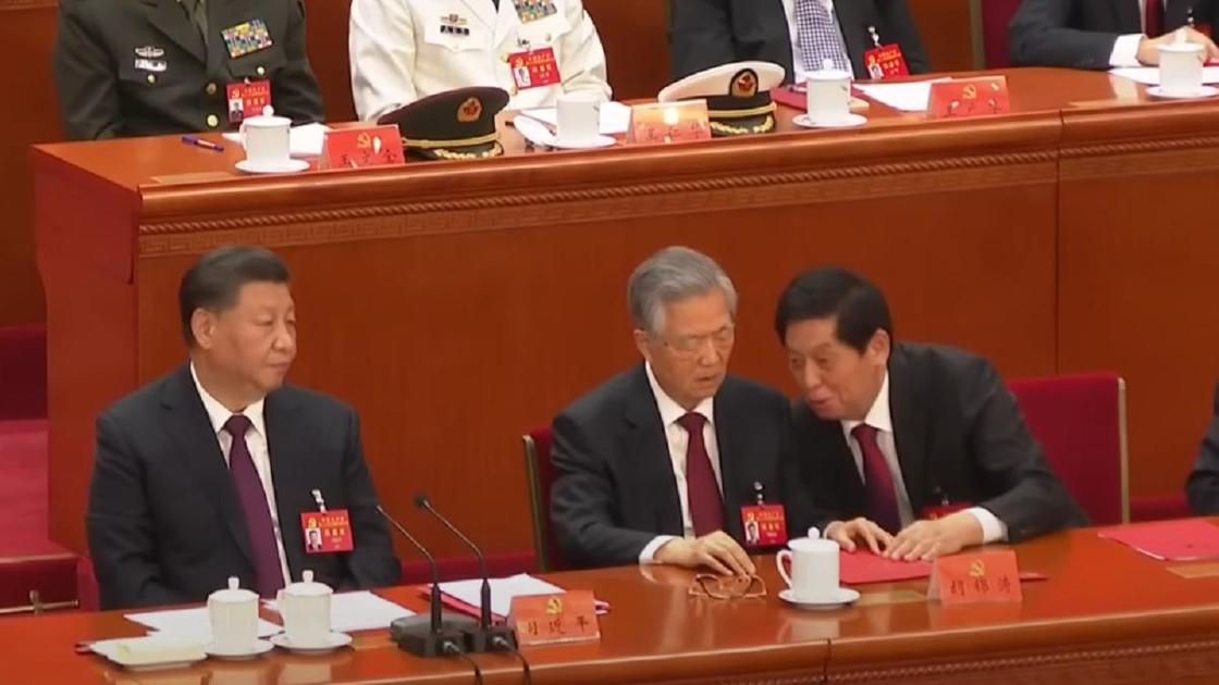 Ху Цзиньтао за столом на съезде Компартии Китая