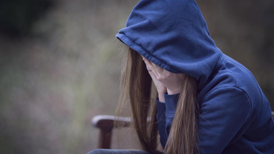 Девочка сидит на лавочке