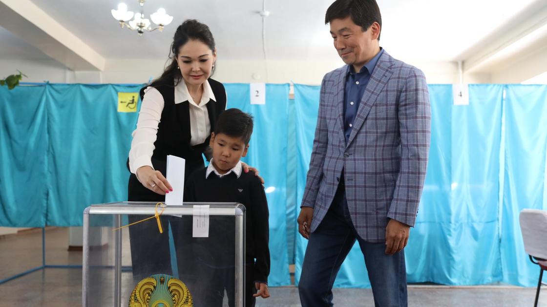 Бауыржан Байбек пришел на выборы с женой и сыном в Алматы (фото)