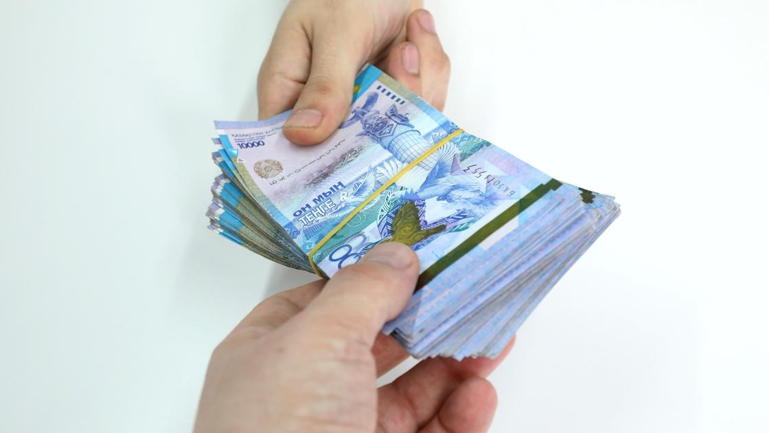 Мужчина передает деньги