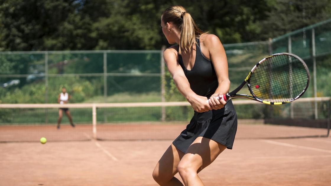 Девушки играют в теннис