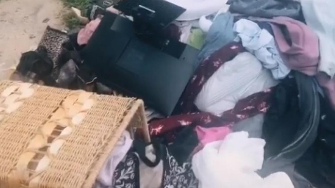 Жених выбросил вещи невесты Жених выбросил вещи невесты