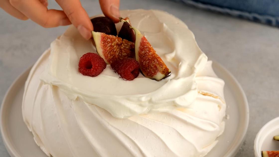 Выкладывание фруктов на слой крема в десерте «Павлова»