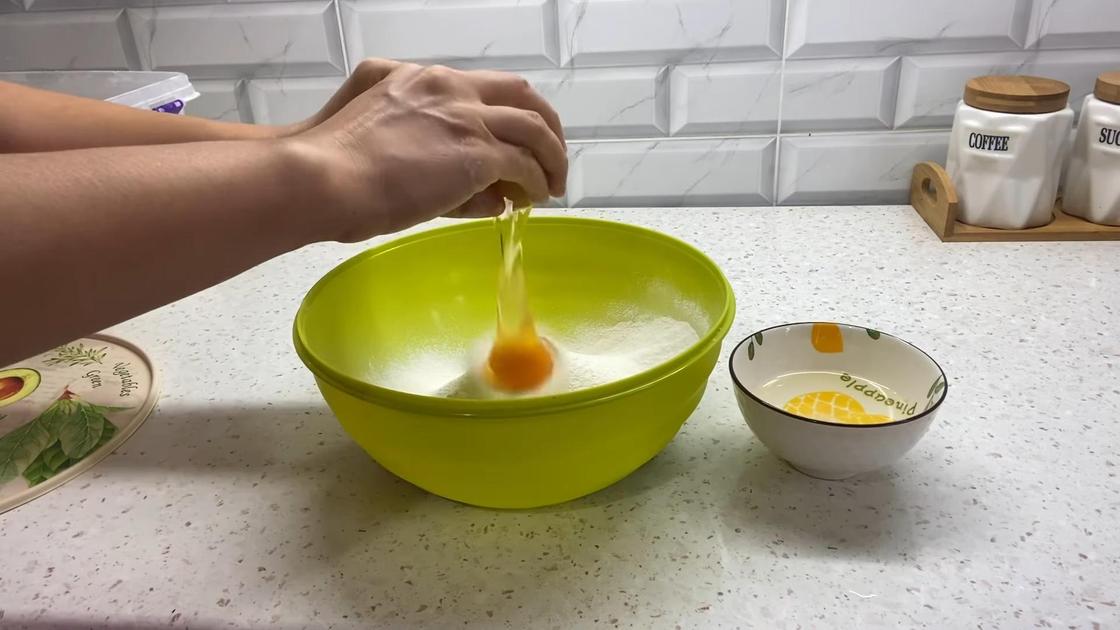 В миску с мукой добавляют куриное яйцо