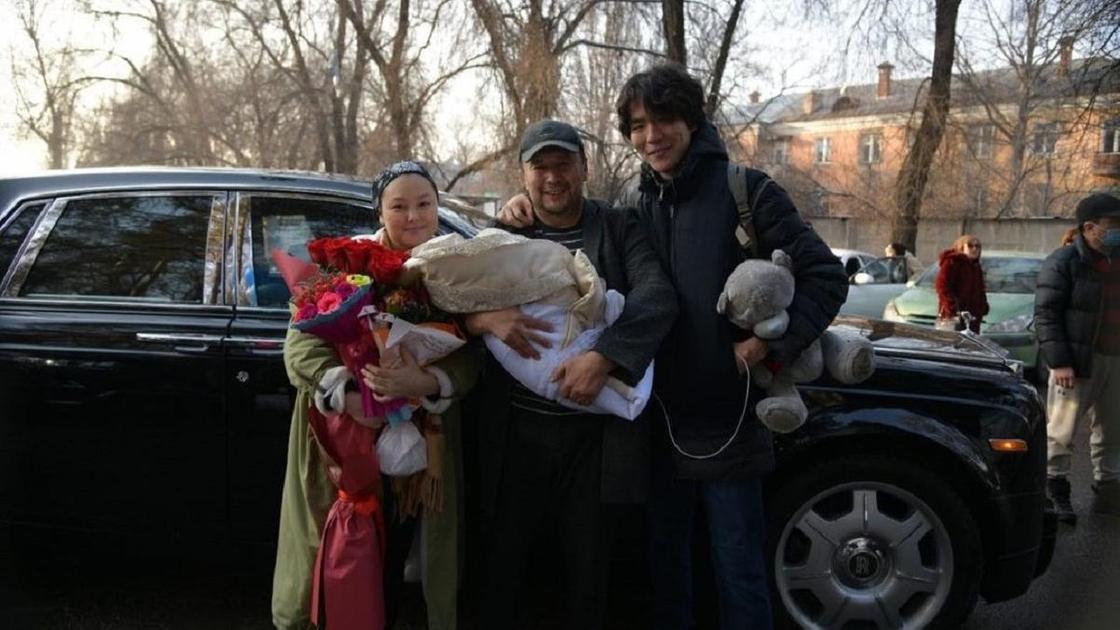 Сабит Абдыкалыков с женой и сыновьями