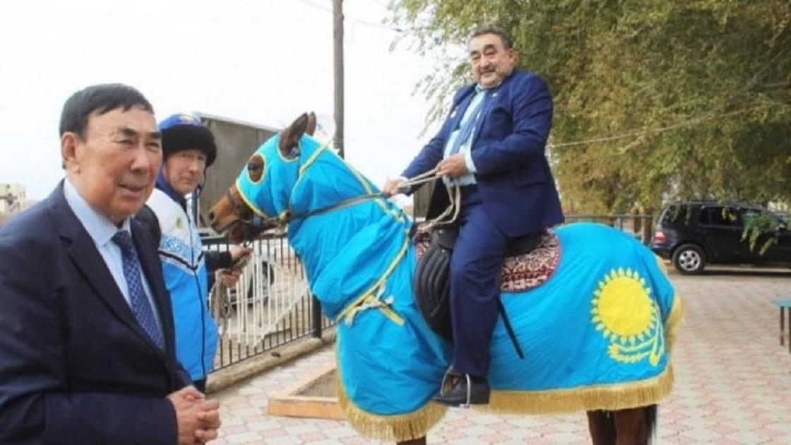 Депутат на коне в Атырауской области