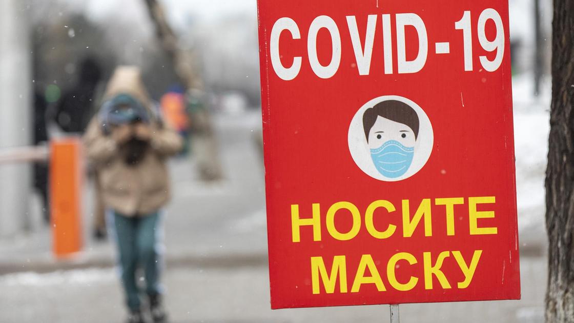 Человек идет по улице