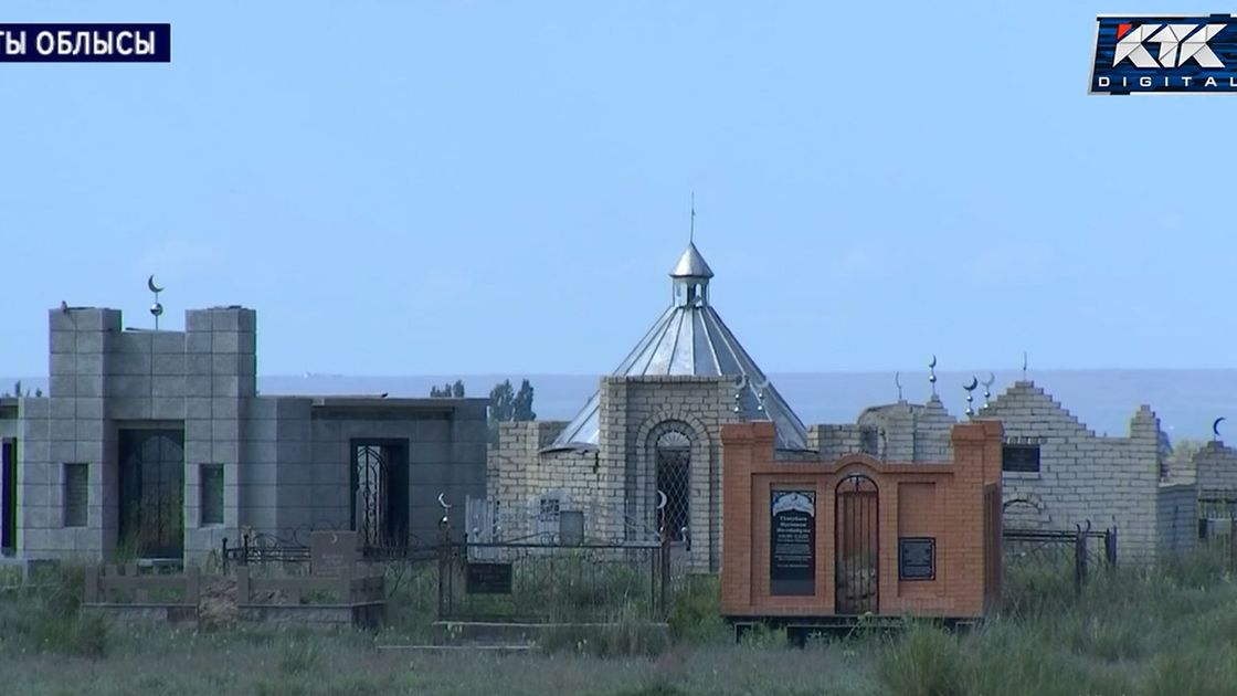 Нұра ауылындағы бейіт
