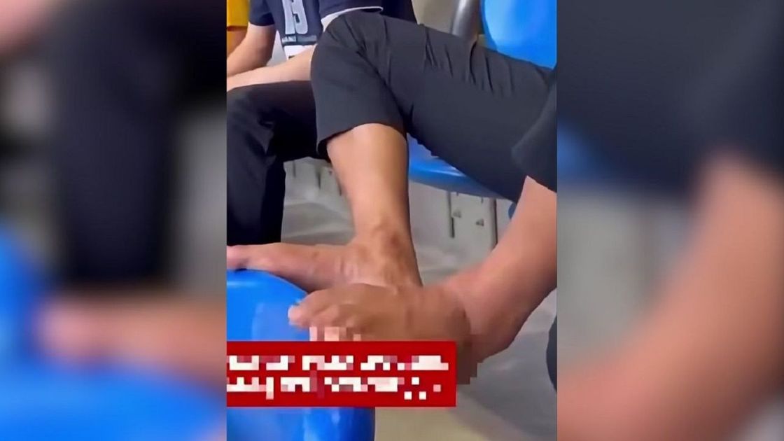 Мужчина поставил голые ноги на сидение