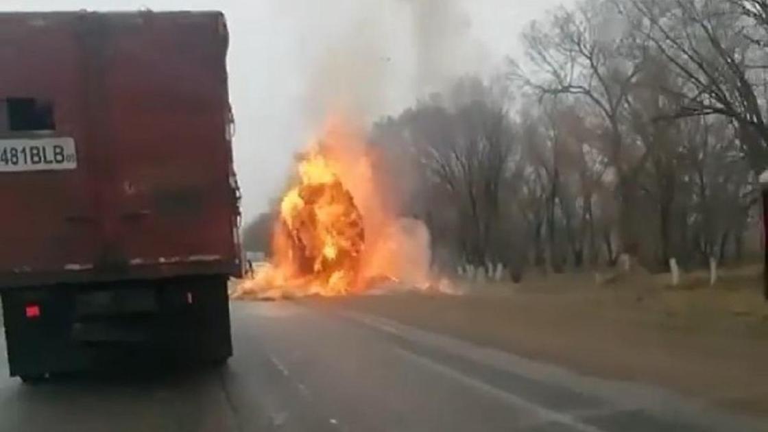 Грузовик сгорел на трассе в Алматинской области