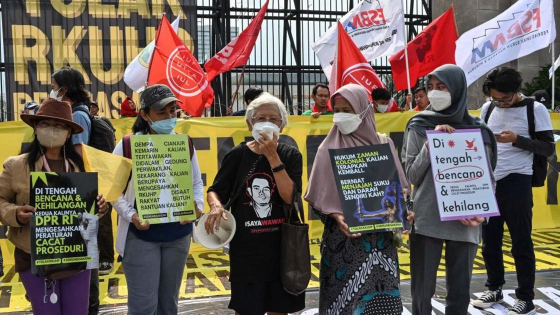 Активисты в Индонезии выступают против скандального законопроекта