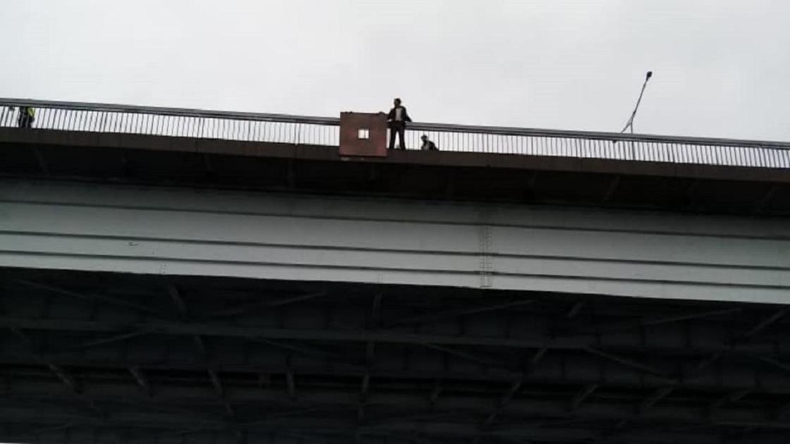 Мужчина пытался спрыгнуть с моста в Усть-Каменогорске