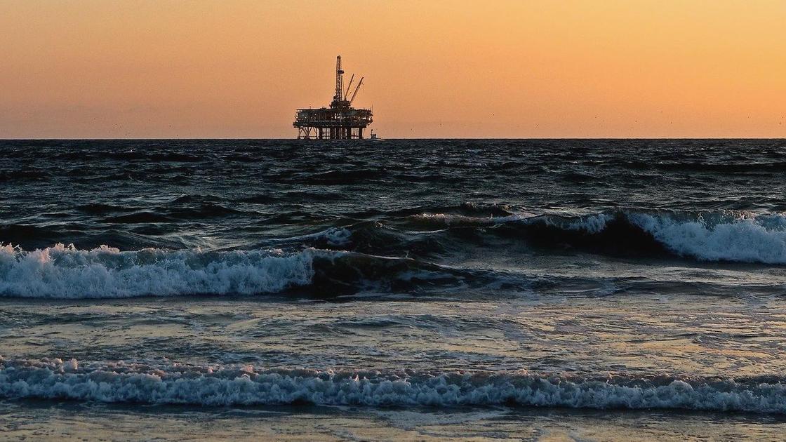 Нефтяная вышка стоит в море