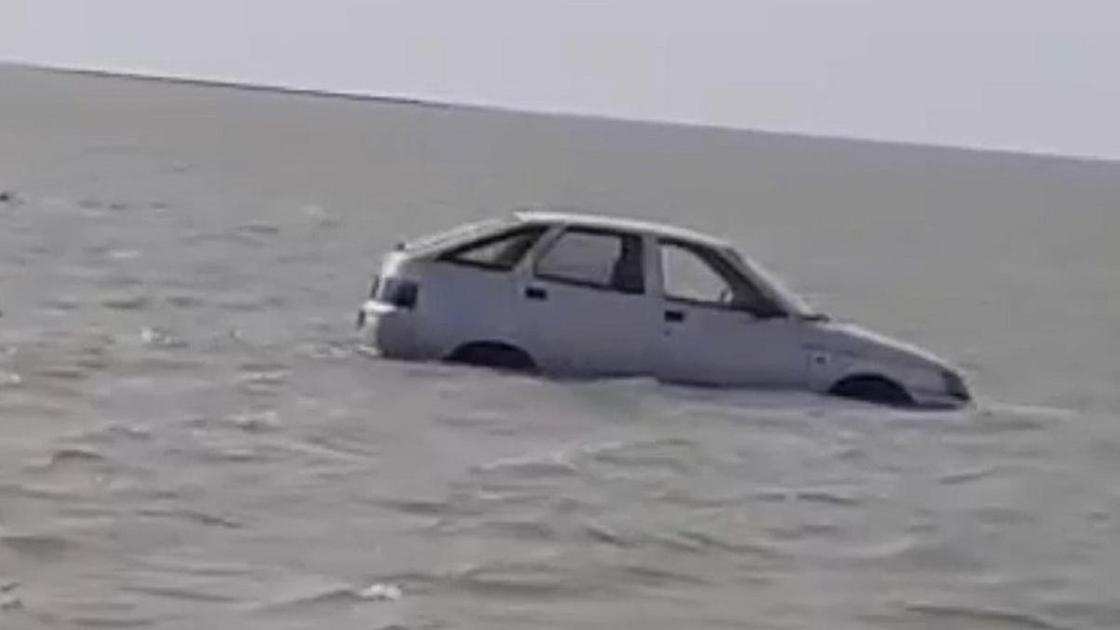 Машина в воде в Атырауской области
