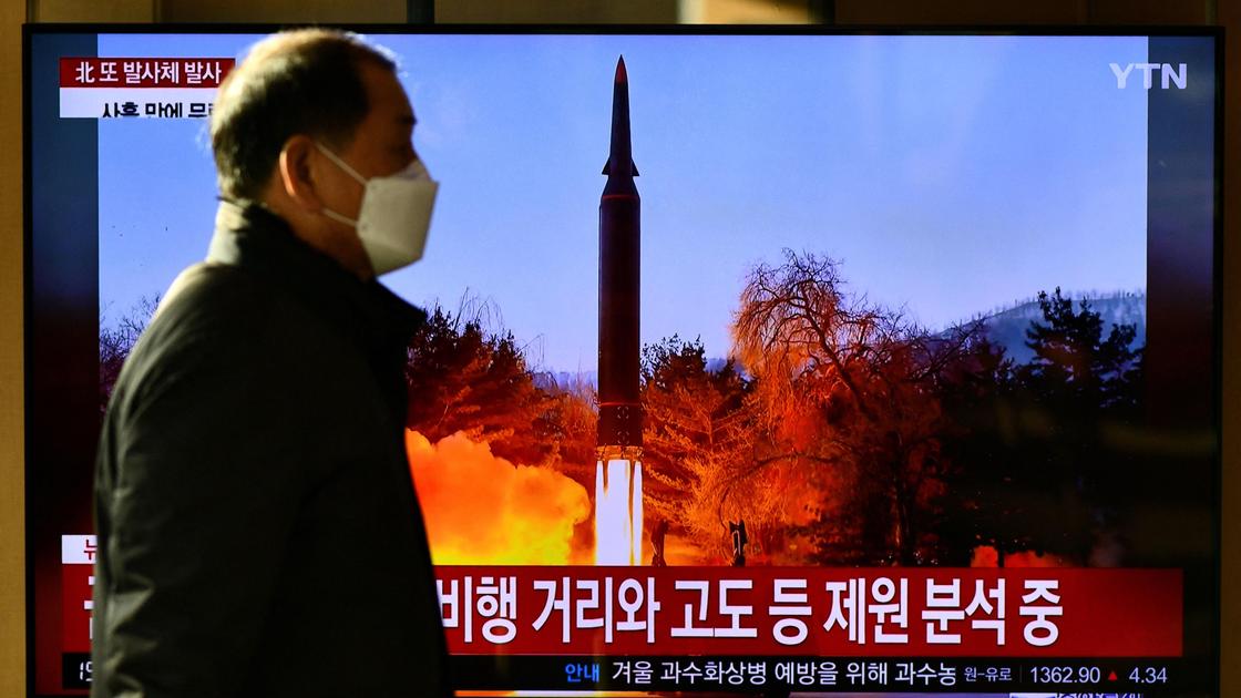 Жители Сеула наблюдают за запуском ракет Северной Кореей